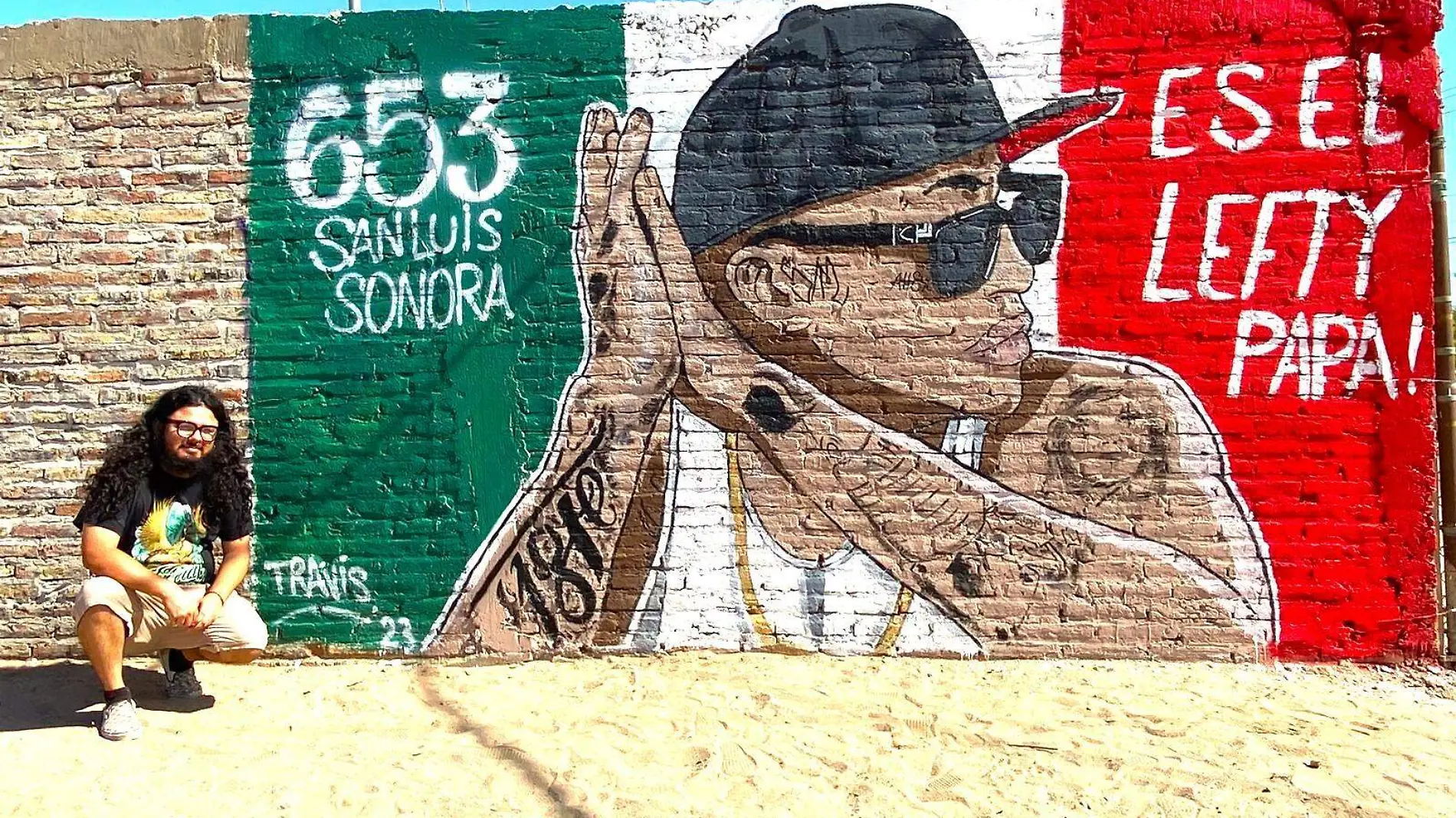 Emmanuel “Travis” Miranda realizó un mural de Lefty SM en la avenida Amapolas B y calle 17 de esta ciudad